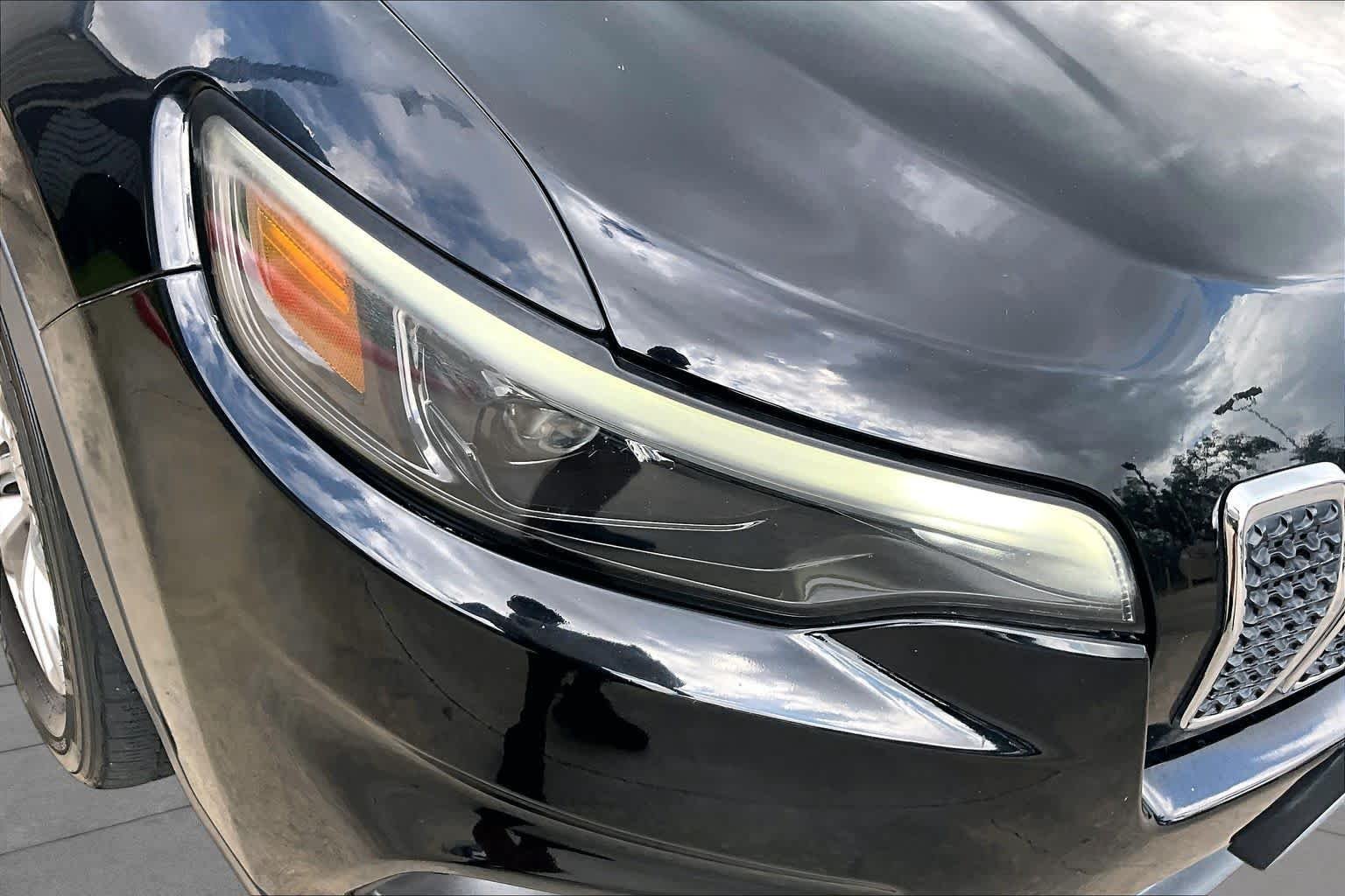 Used 2019 Diamond Black Crystal Pearlcoat Jeep Latitude Plus image 27