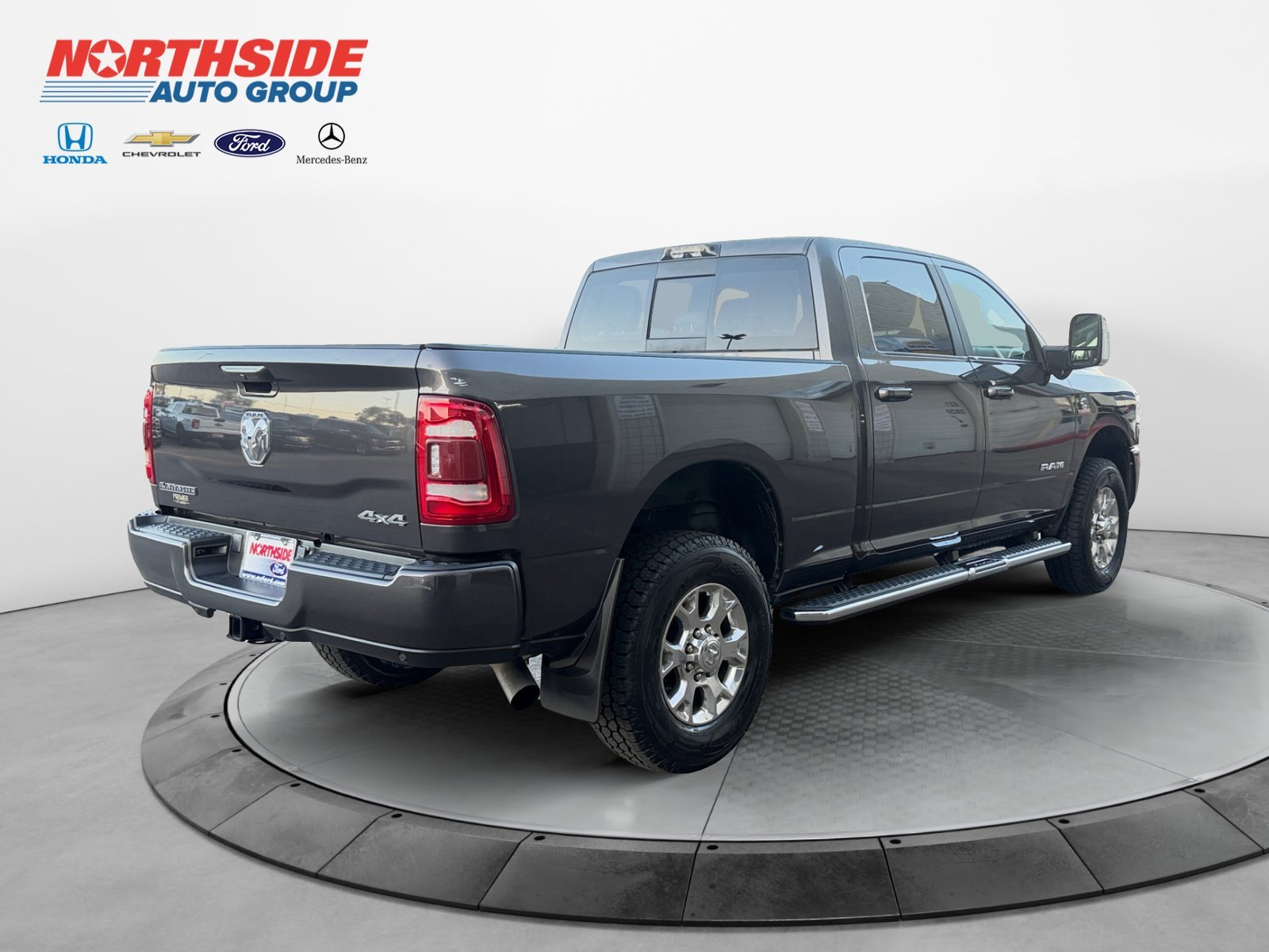 Certified Used 2023 Granite Crystal Clearcoat Metallic Ram Laramie image 7