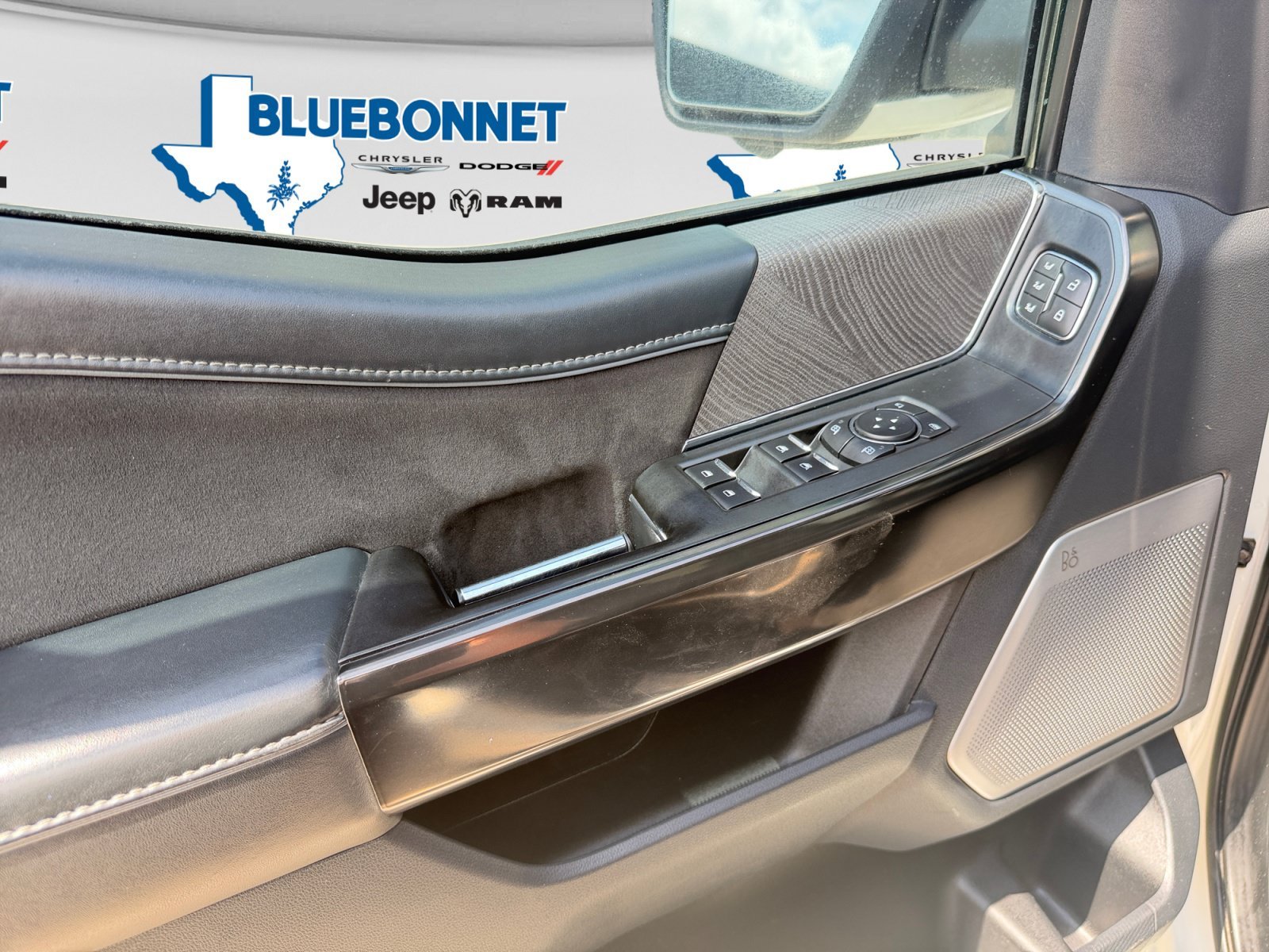 Used 2022 White Metallic Ford Platinum image 10