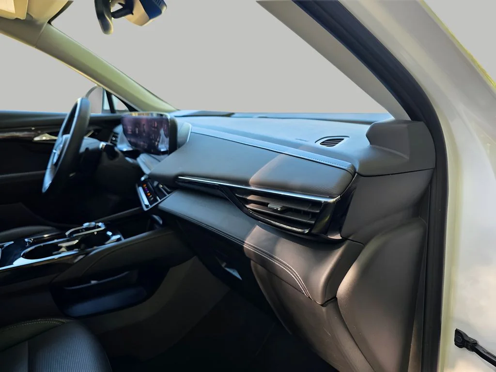 Used 2024 White Frost Tricoat Buick Preferred image 11