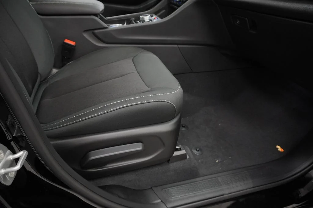 New 2026 Diamond Black Crystal Pearlcoat Jeep Laredo image 37