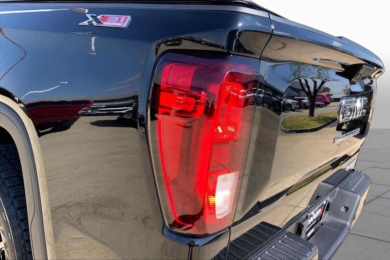 Used 2025 Onyx Black GMC Elevation image 28
