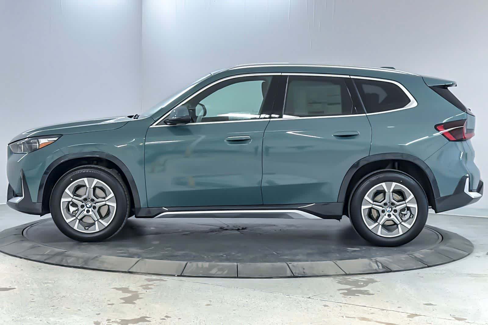 New 2026 Cape York Green Metallic BMW xDrive28i image 5