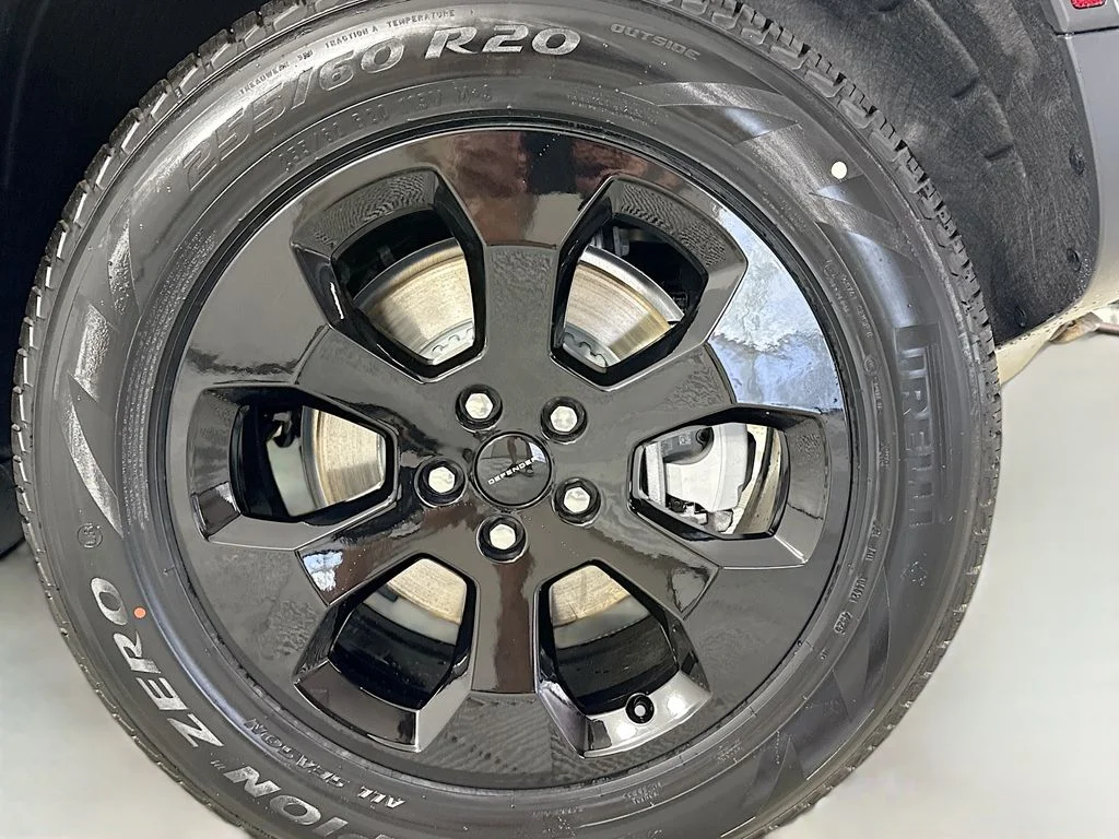 New 2026 Tasman Blue Metallic Land Rover S image 32