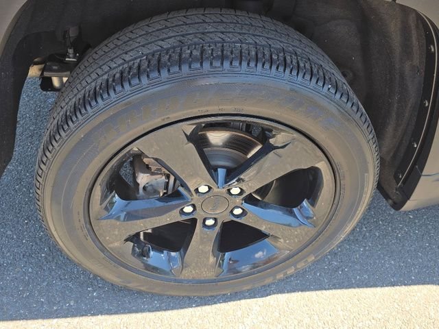 Certified Used 2024 Diamond Black Crystal Pearlcoat Jeep Altitude image 24