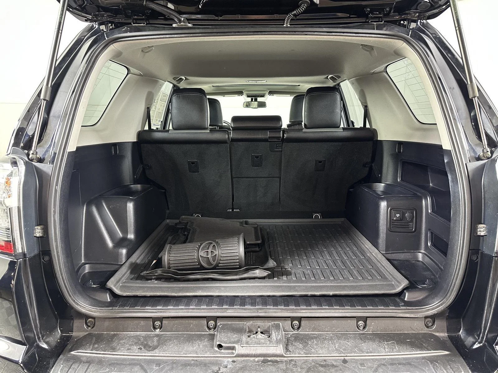 Used 2018 Midnight Black Metallic Toyota SR5 Premium image 13