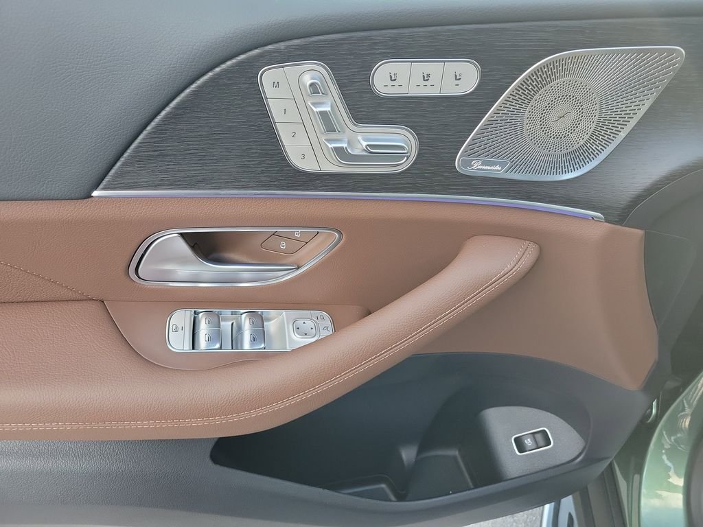 New 2026 MANUFAKTUR Ireland Mid Green Metallic Mercedes-Benz GLS 450 image 21