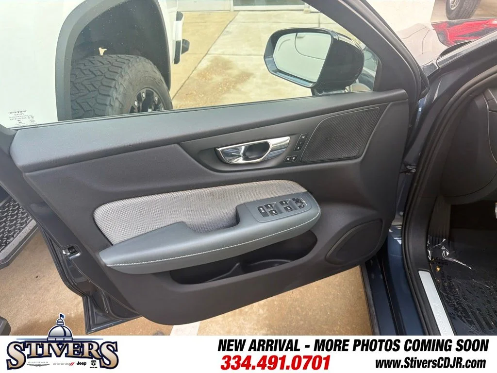 Used 2020 Blue Volvo T5 R-Design image 10