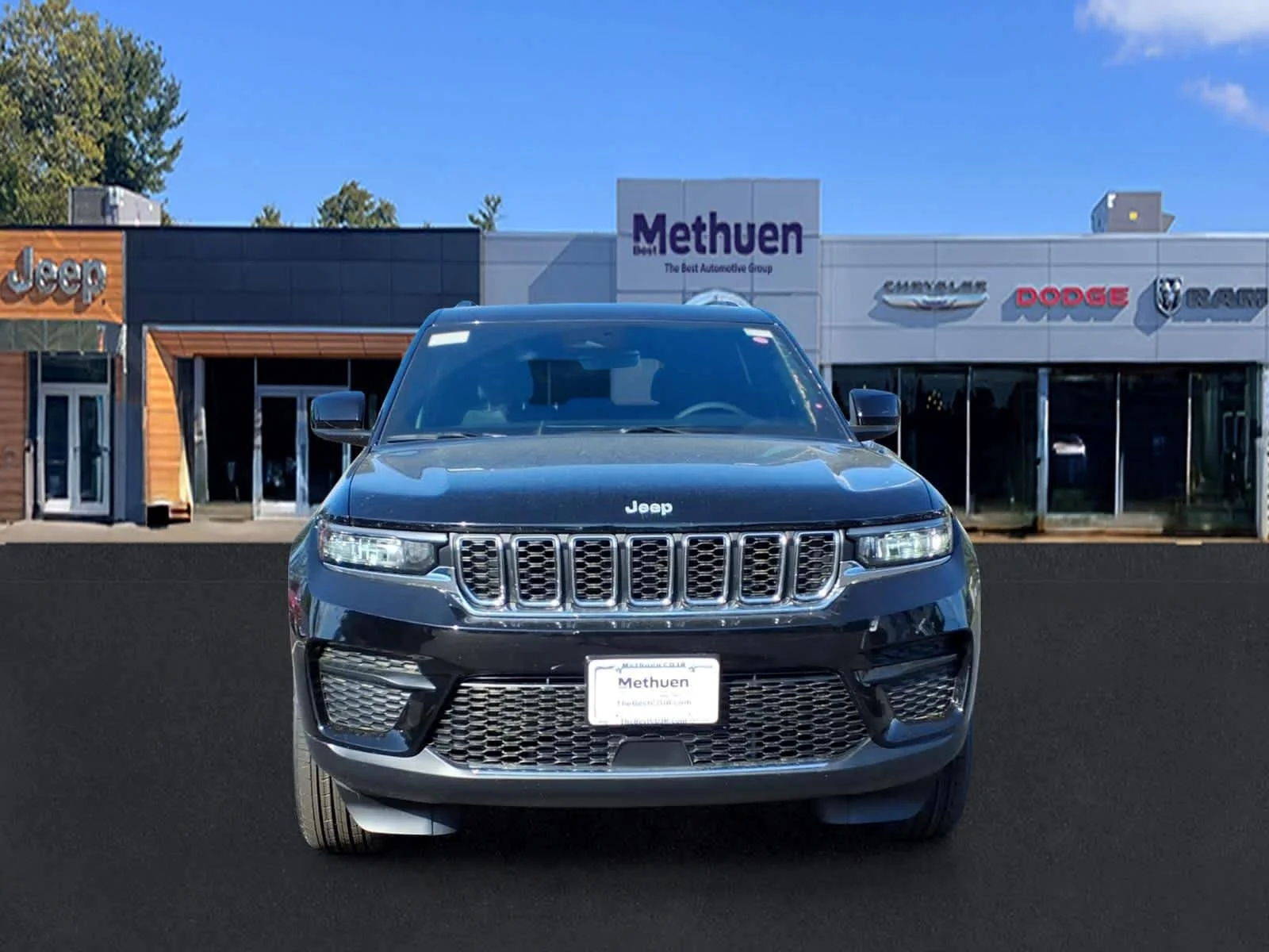 New 2026 Diamond Black Crystal Pearlcoat Jeep Laredo image 2