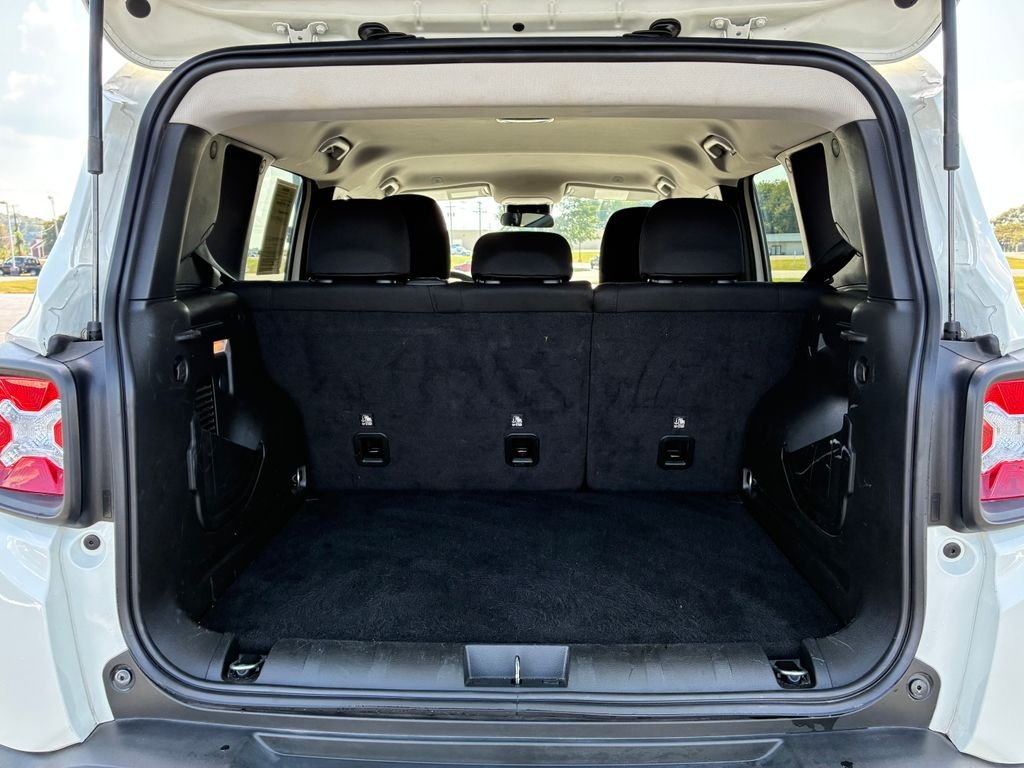 Used 2023 White Jeep Latitude image 4