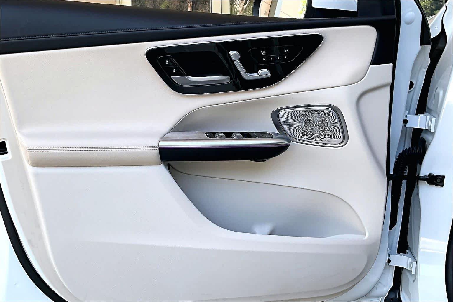 Used 2025 MANUFAKTUR Moonlight White Metallic Mercedes-Benz GLC 300 image 22