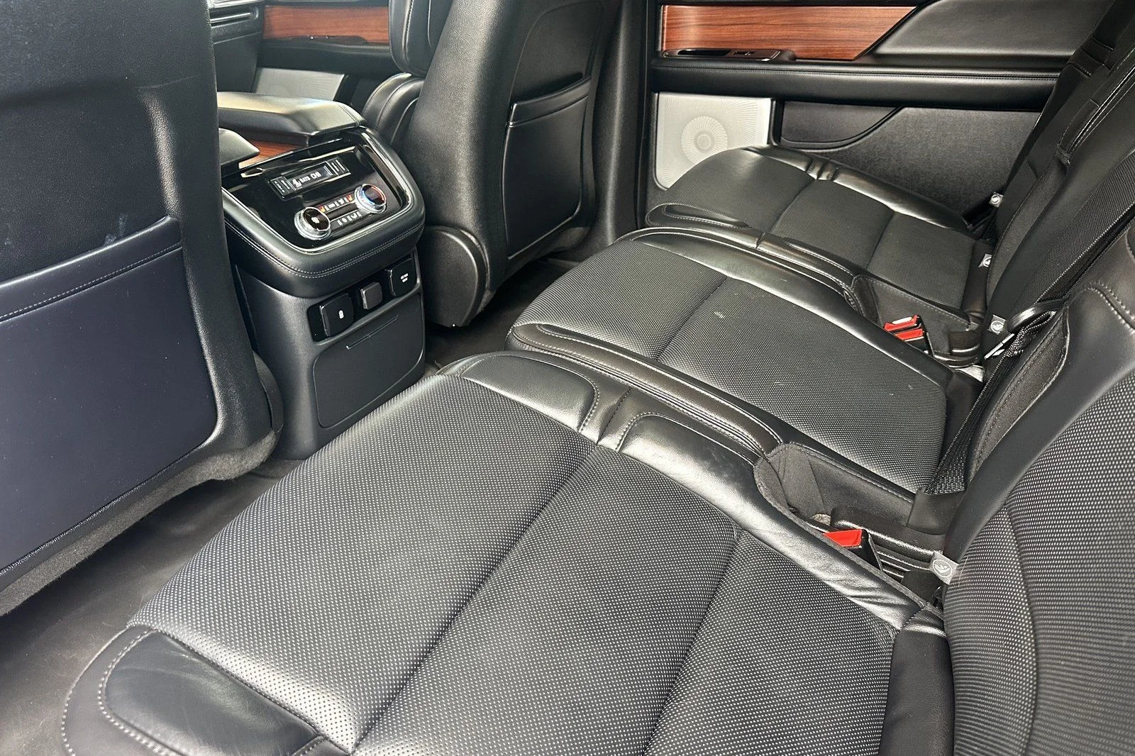 Used 2019 White Platinum Clearcoat Metallic Lincoln Reserve image 8