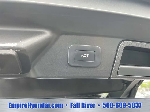 Used 2025  Land Rover Dynamic SE image 7