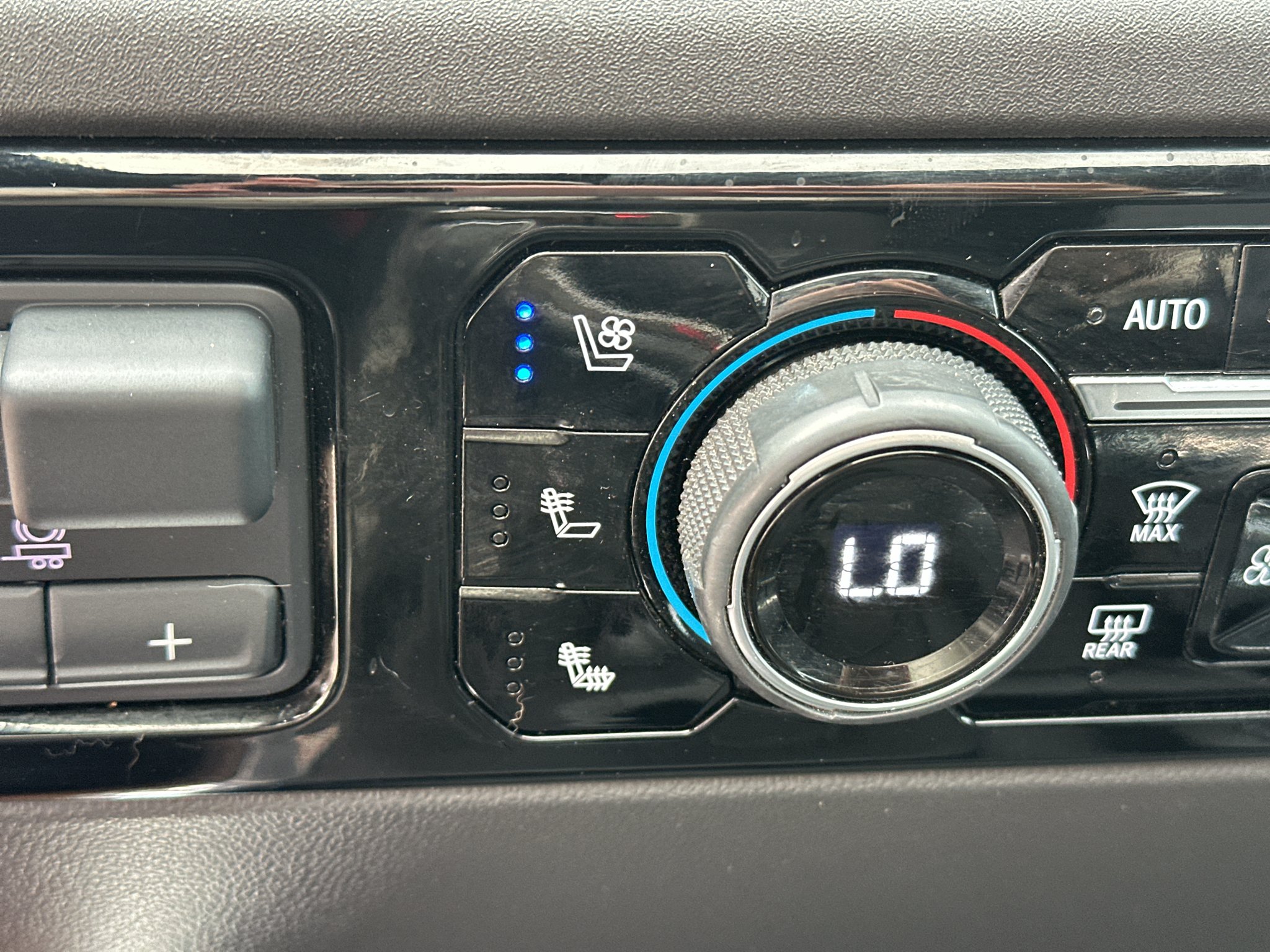 Used 2022 Iridescent Pearl Tricoat Chevrolet High Country image 29