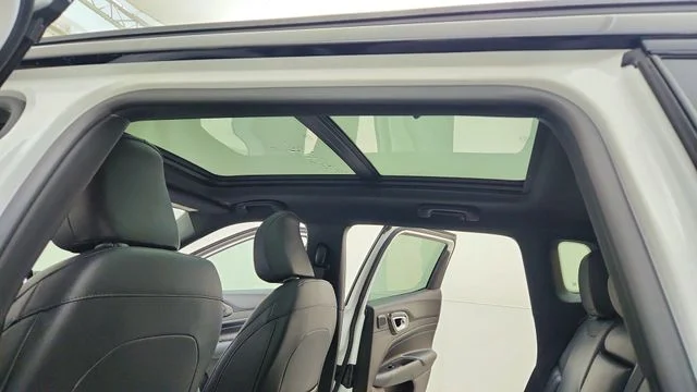 New 2026 Bright White Clear-Coat Exterior Paint Jeep Limited image 21