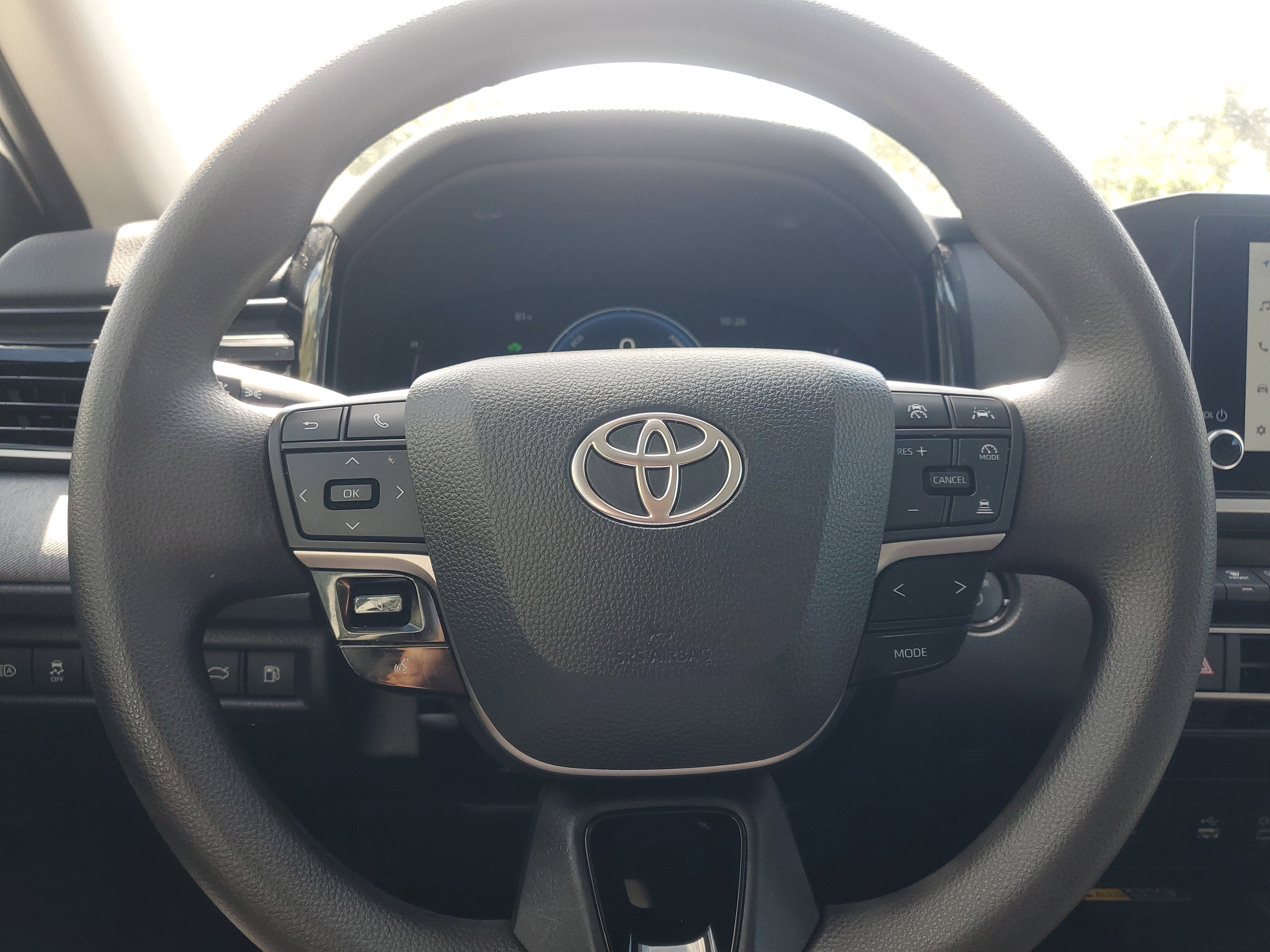 Used 2025 Ice Toyota LE image 20