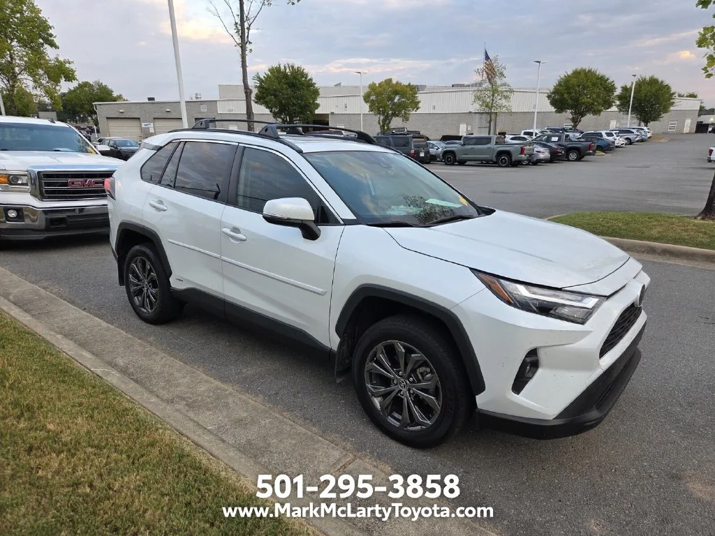 Used 2025 Beige Toyota XLE Premium image 3