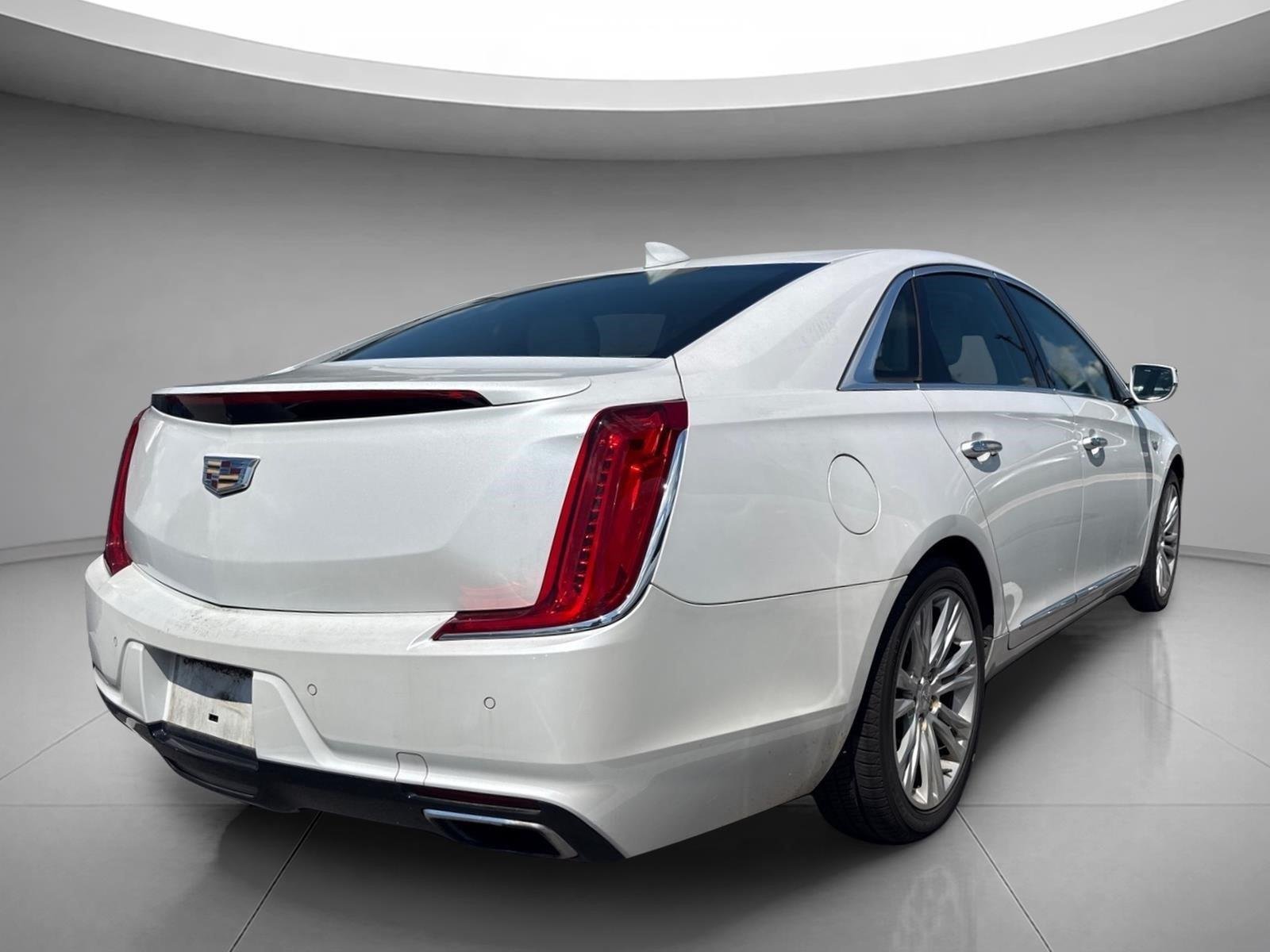 Used 2019 Crystal White Tricoat Cadillac Luxury image 17