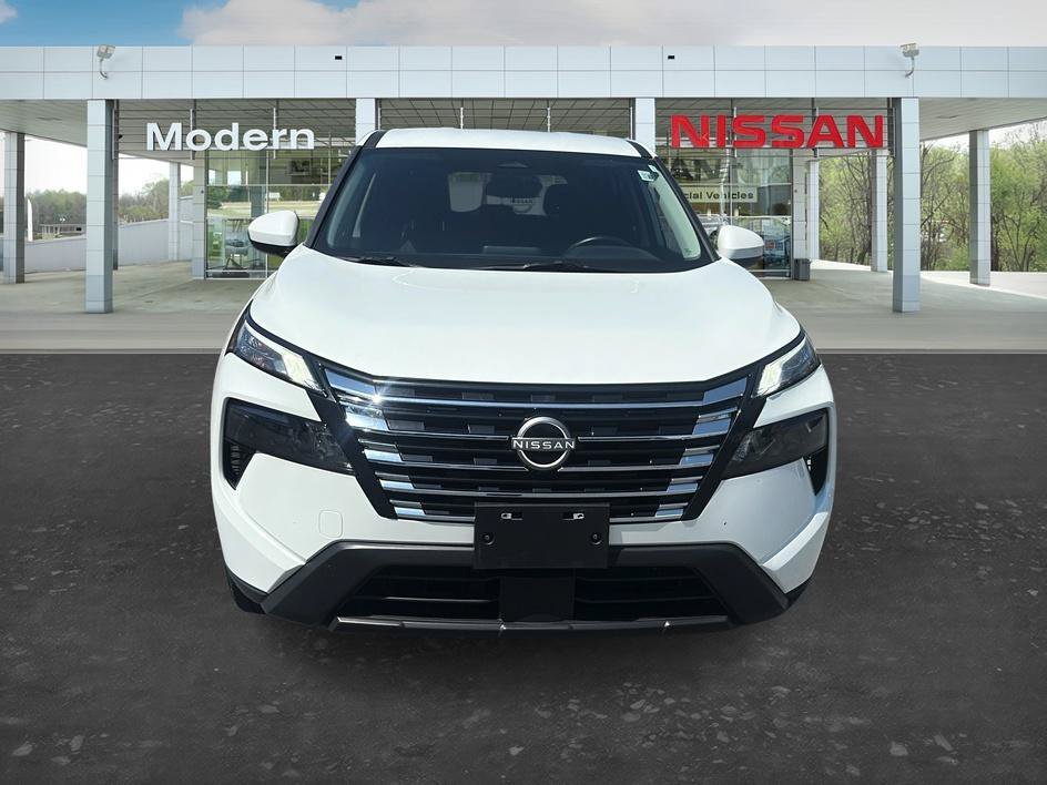 Used 2025 Everest White Pearl Nissan SV image 8