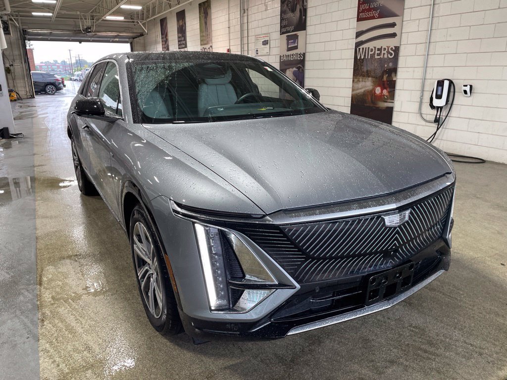 Used 2024 Silver Cadillac Luxury image 8