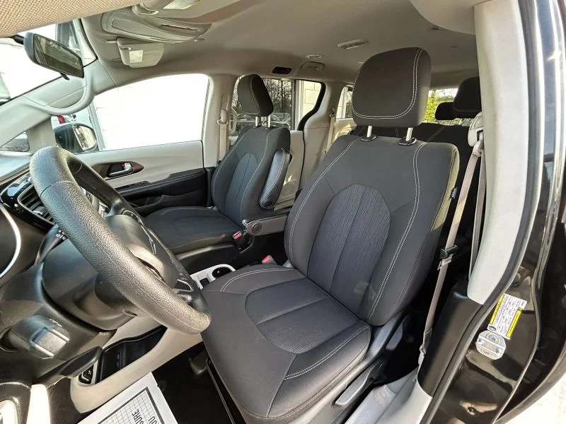 Used 2021 Black Chrysler L Minivan 4D image 39