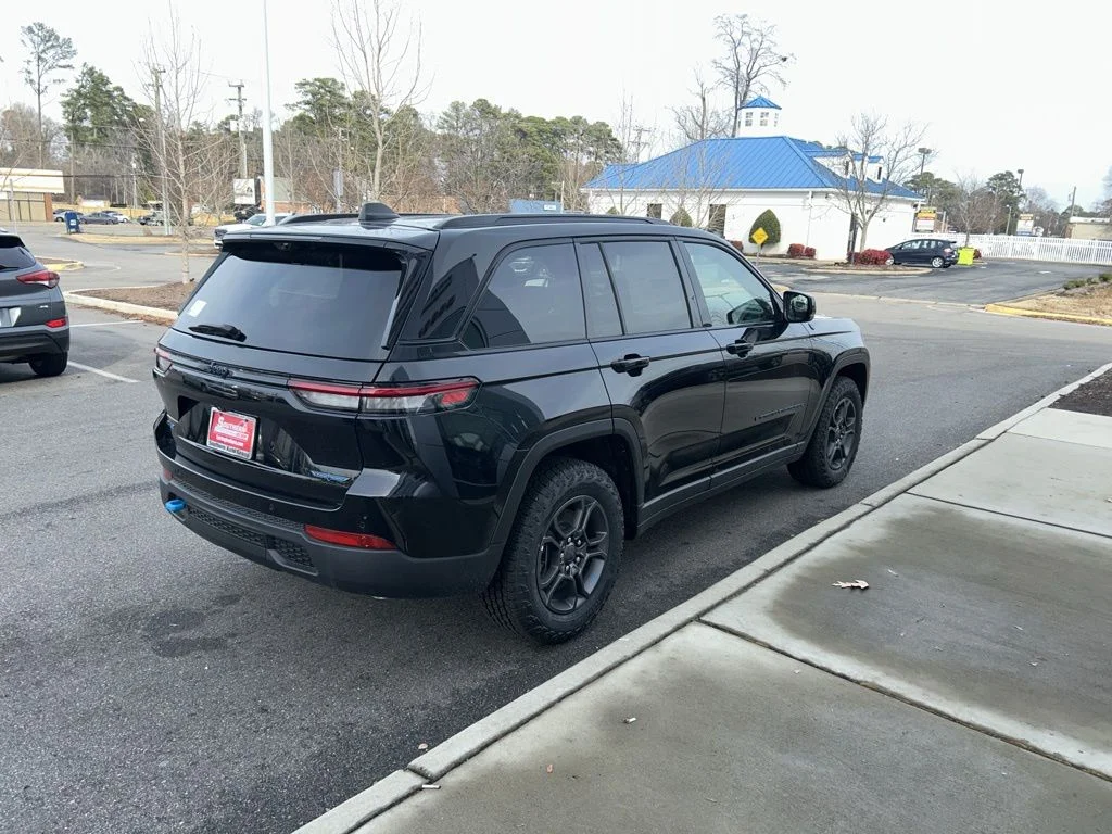 New 2024 Diamond Black Crystal Pearl-Coat Exterior Paint Jeep Trailhawk 4xe image 4