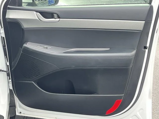 Used 2025 White Hyundai SEL image 21