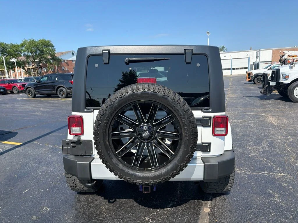 Used 2015 White Jeep Unlimited Sahara image 6
