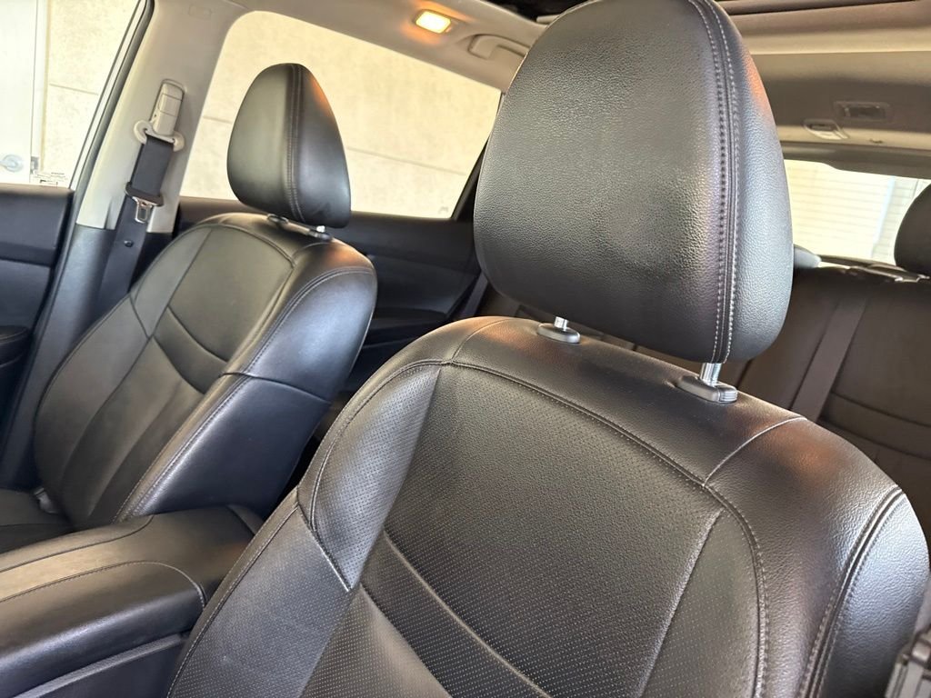 Used 2017 Brilliant Silver Nissan SL image 25