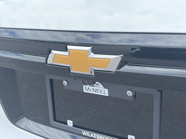 New 2027 Summit White Chevrolet LT image 30