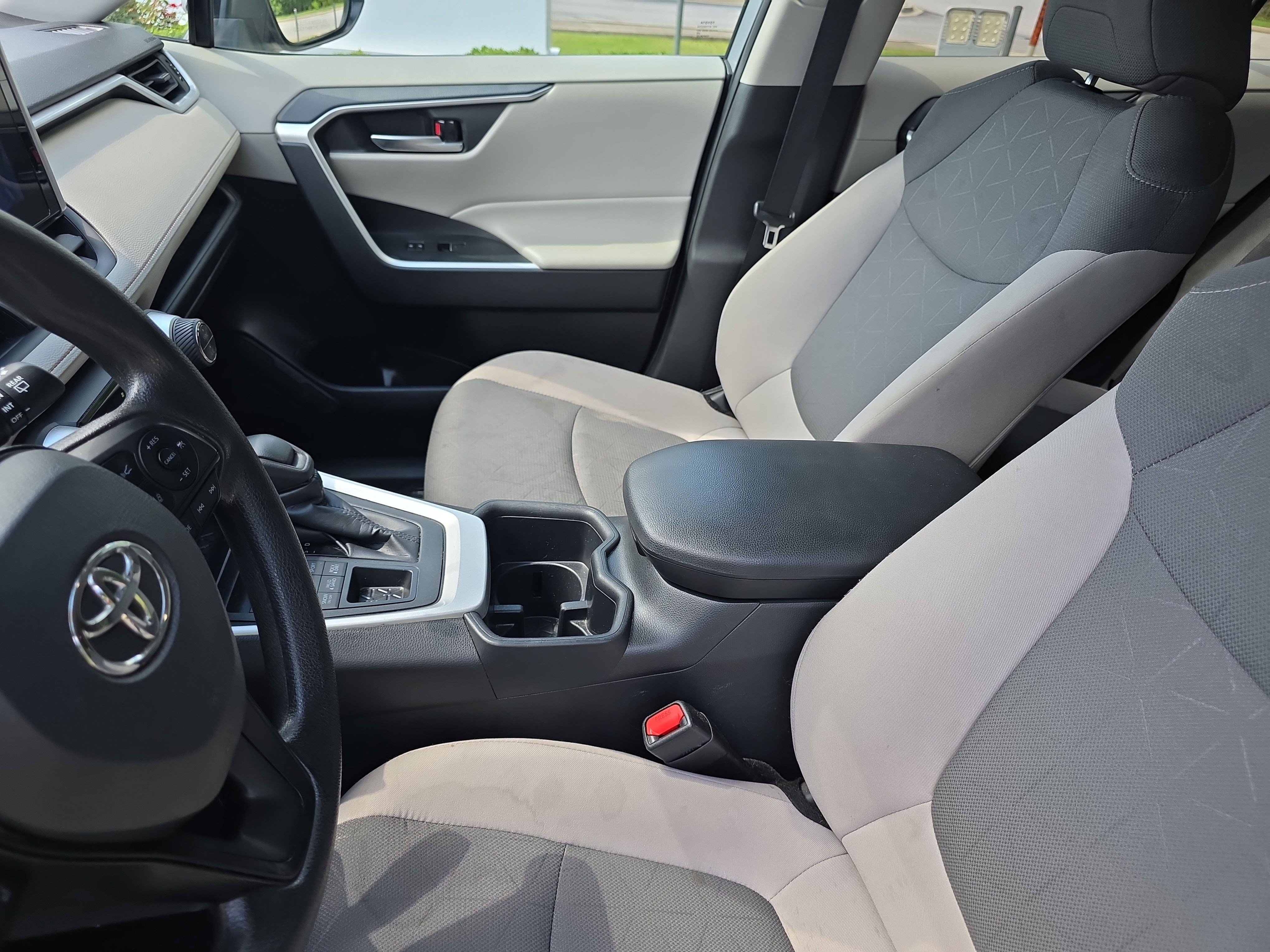 Used 2025 Silver Sky Metallic Toyota XLE image 11