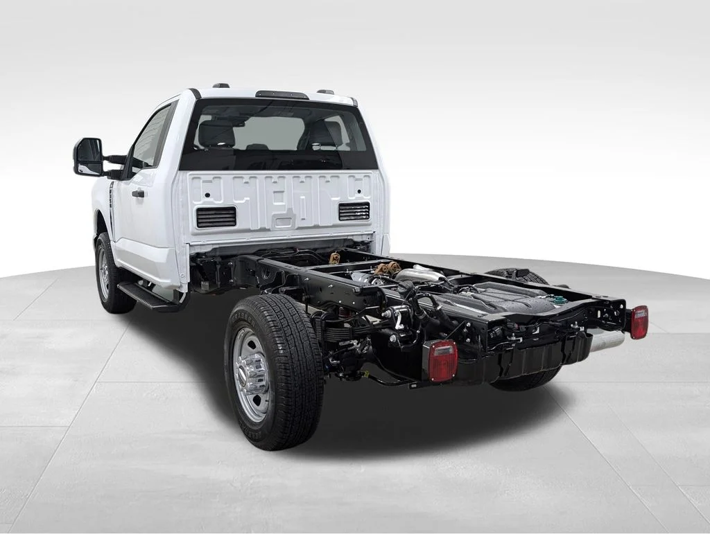 2026 Ford F-350 Super Duty Chassis Cab XL - Photo 8