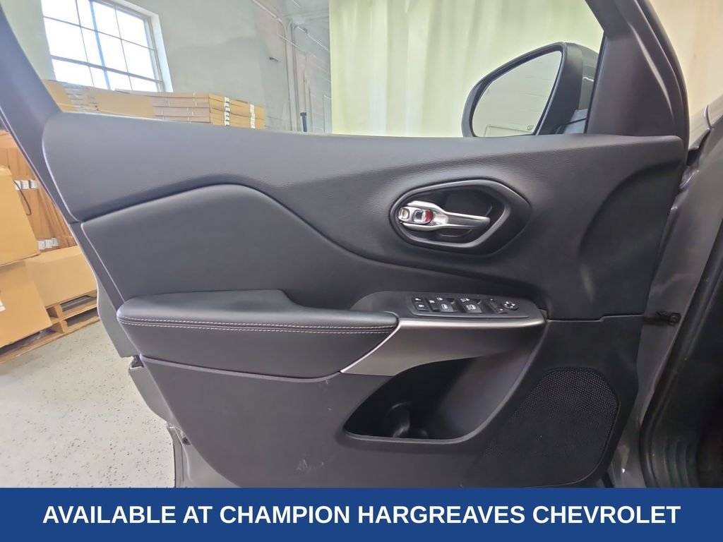 Used 2021 Gray Clearcoat Jeep Latitude Lux image 30