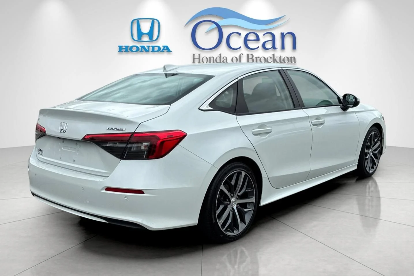 Used 2024 Platinum White Pearl Honda Touring image 3