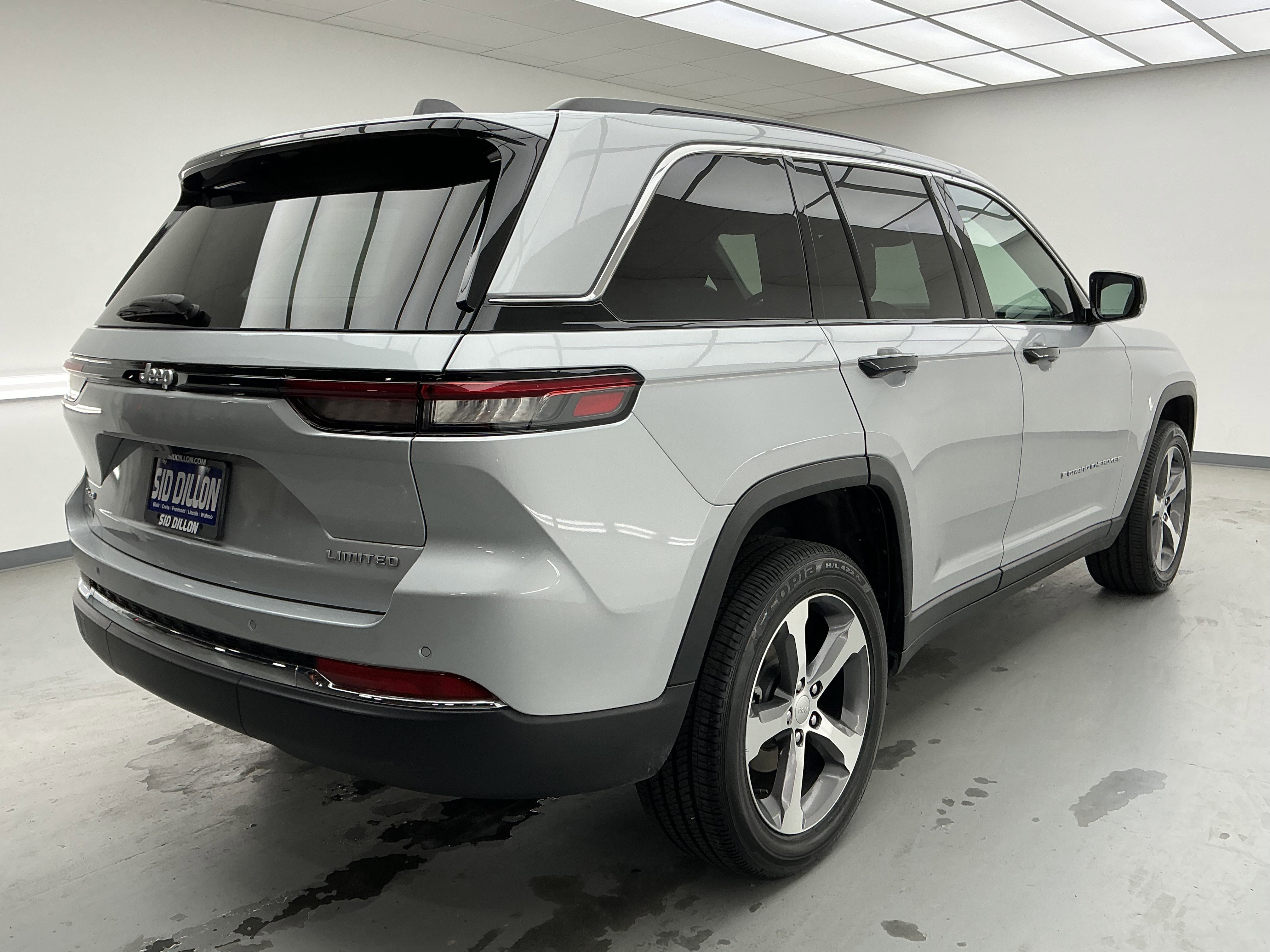 Used 2025 Silver Zynith Jeep Limited image 6
