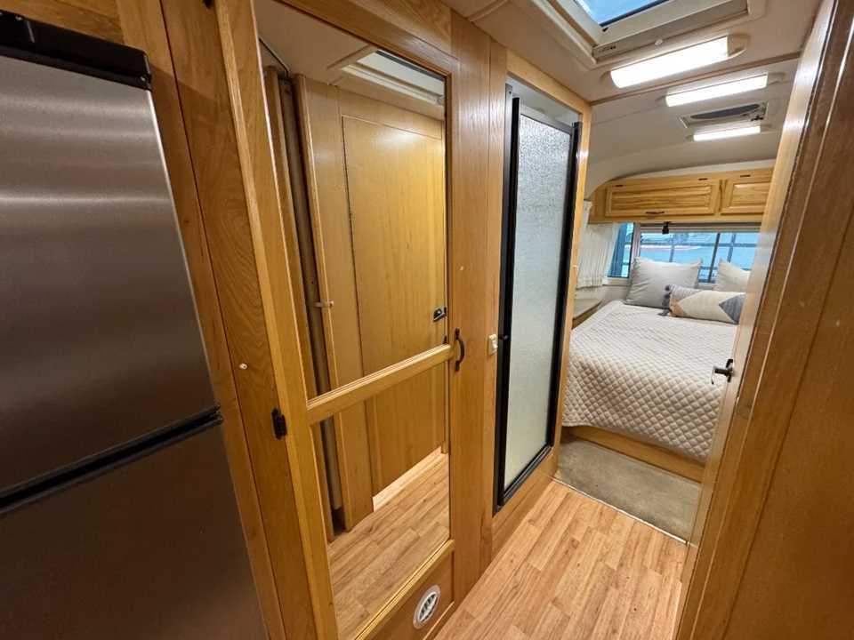 Used 2011 SILVER AIRSTREAM  image 18