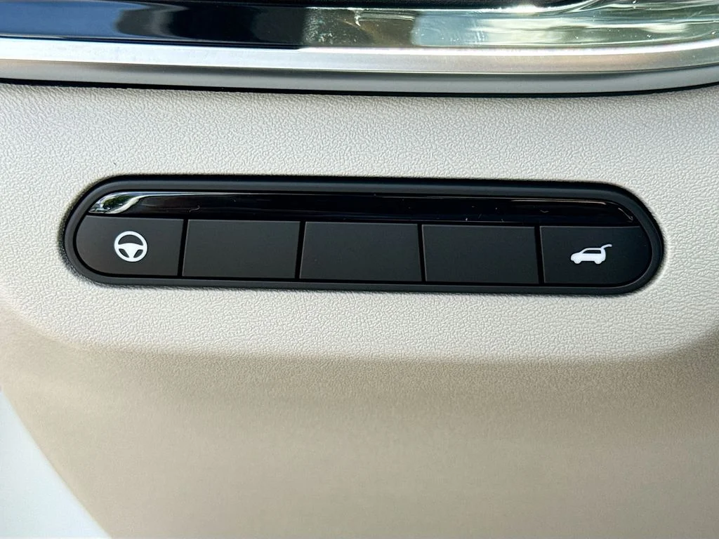 Used 2027 White INFINITI LUXE image 11