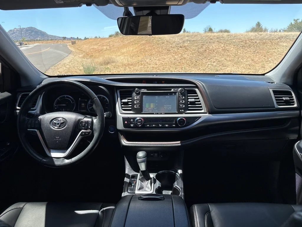 Used 2019 Silver Toyota XLE image 16
