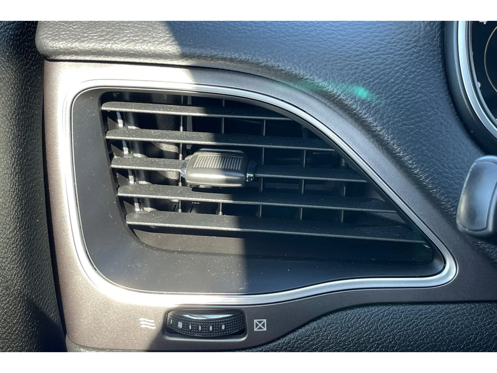 Used 2021 Diamond Black Crystal Pearlcoat Jeep Latitude Lux image 29