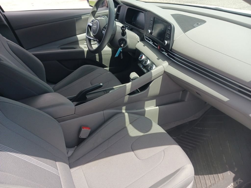 2025 Hyundai Elantra SE - Photo 15