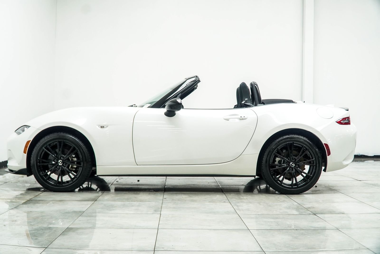 Used 2025 White Mazda Club image 14
