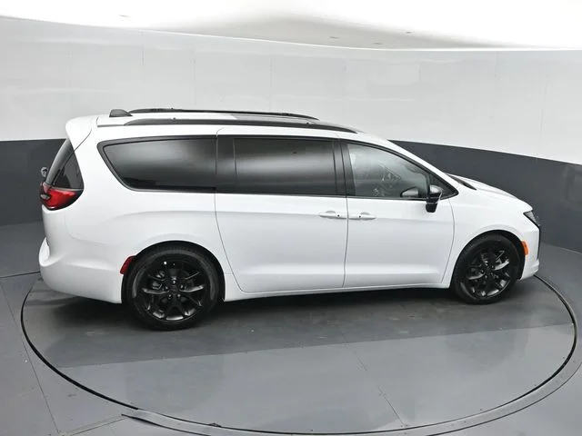 New 2027 Bright White Clear-Coat Exterior Paint Chrysler Limited image 30