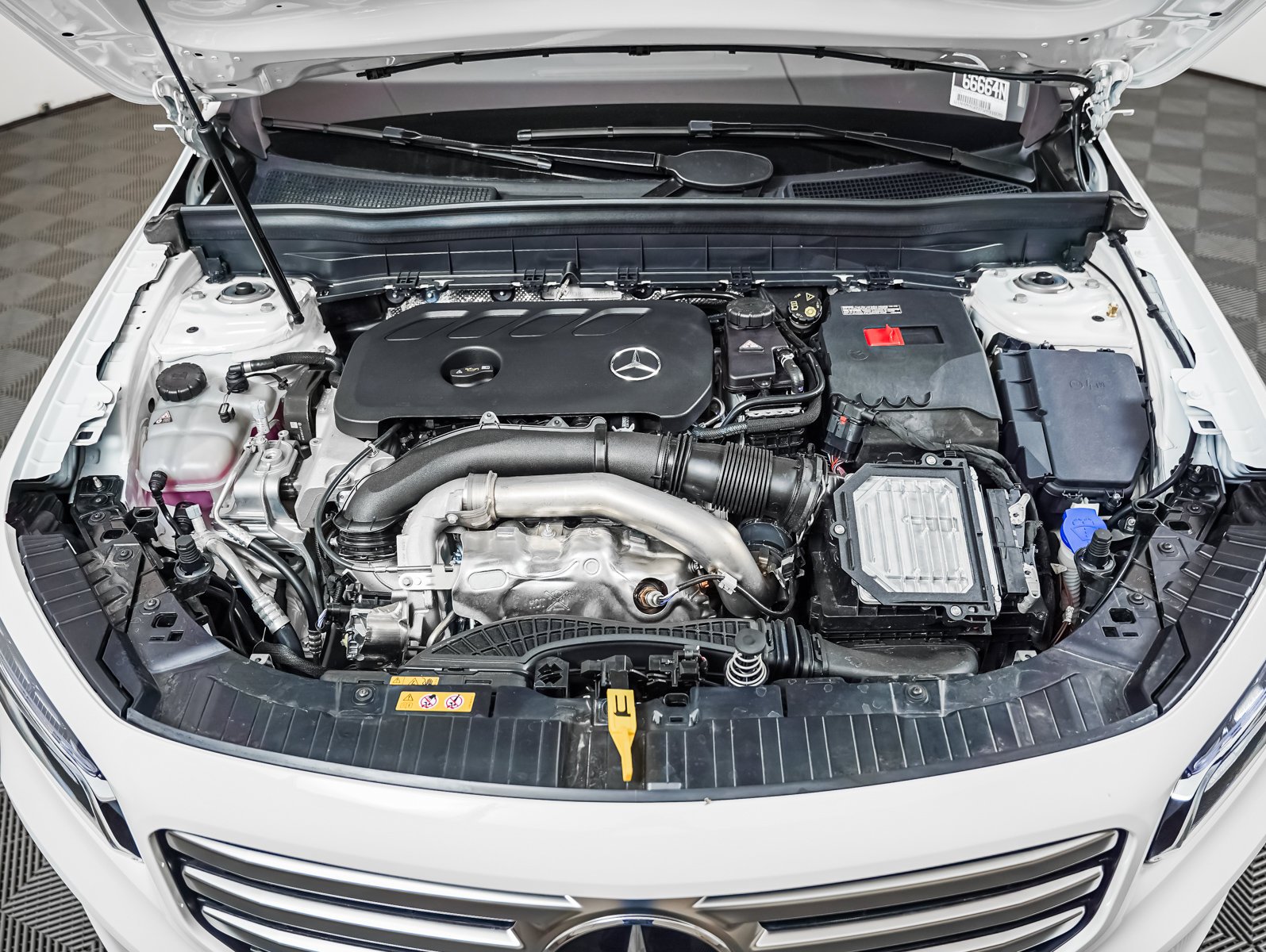 New 2026 Polar White Mercedes-Benz GLB 250 image 3