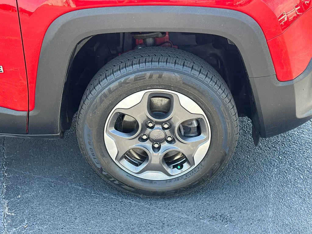 Used 2018 Red Jeep Latitude image 12