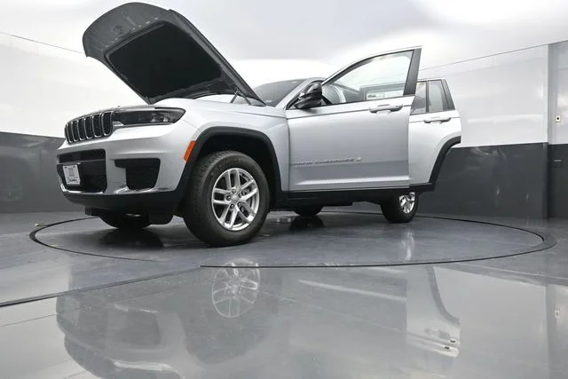 Used 2025 Silver Jeep Laredo image 32