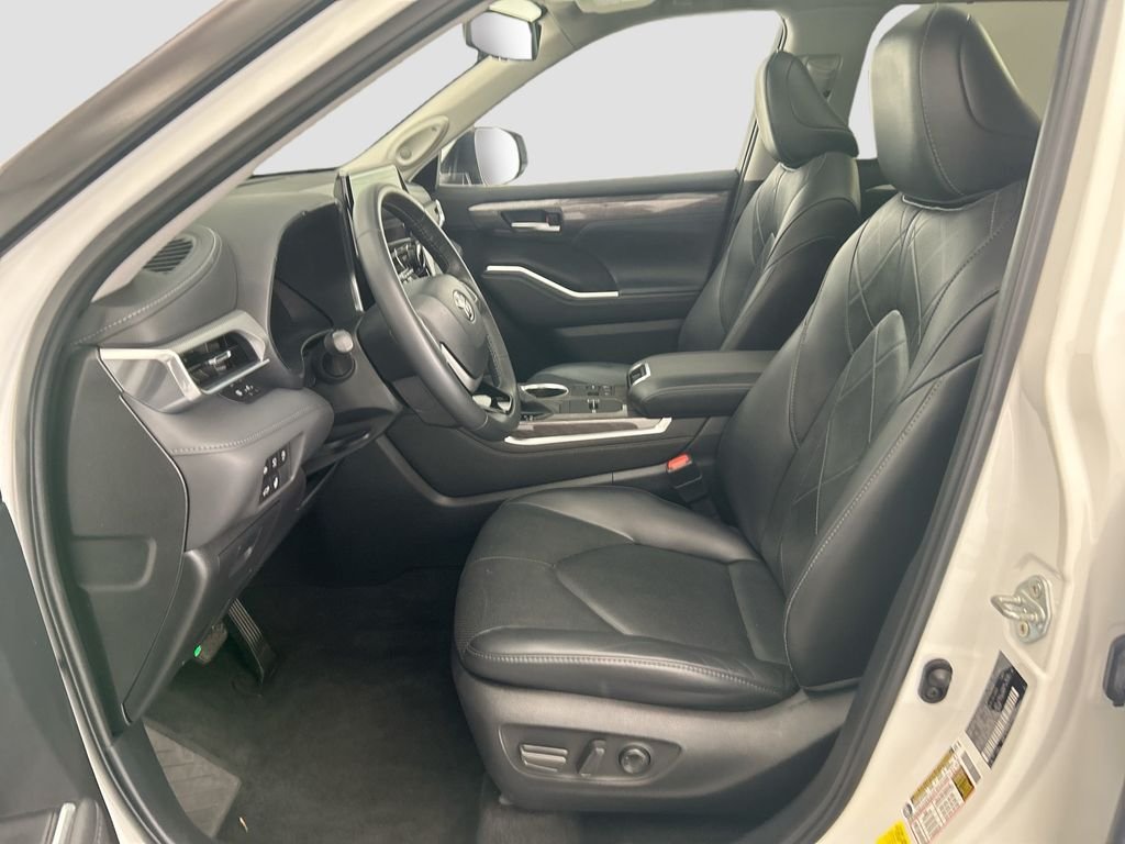 Used 2023 Pearl Toyota Platinum image 17
