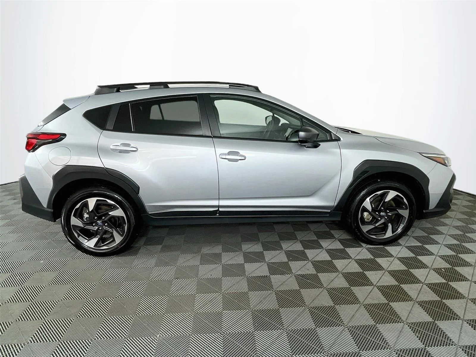 Used 2025 Ice Silver Metallic Subaru Limited image 11