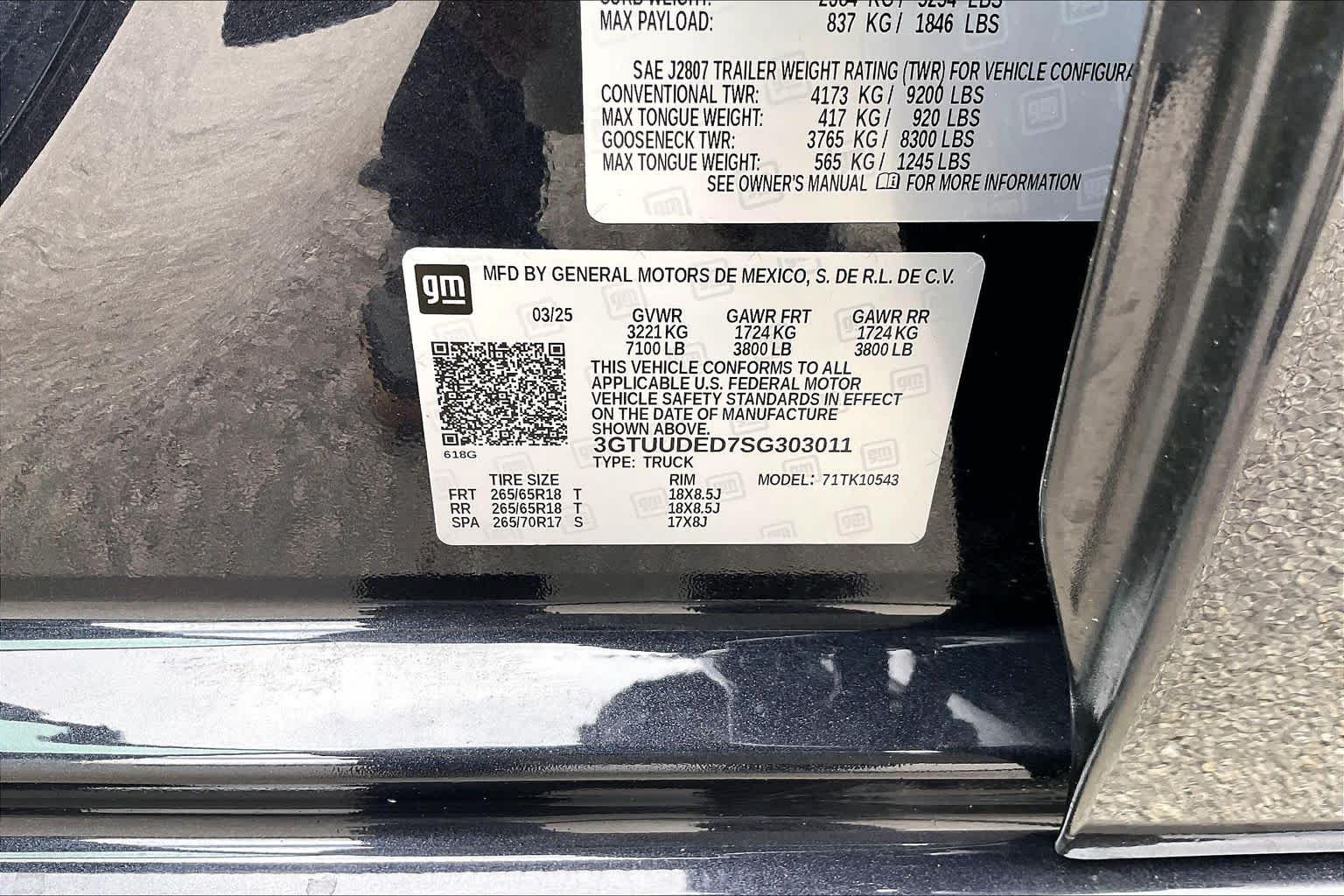 Used 2025 Titanium Rush Metallic GMC SLT image 36