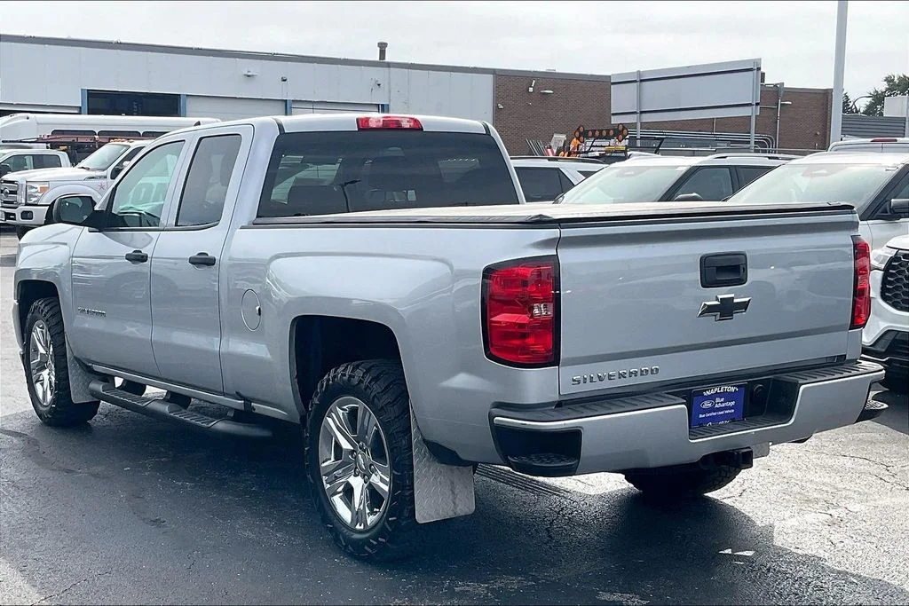 Used 2018 Silver Ice Metallic Chevrolet Custom image 9