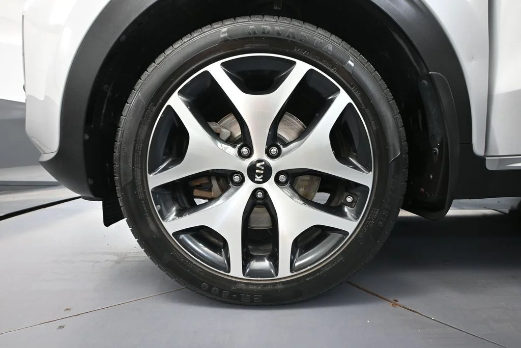 Used 2019 Silver Kia SX image 16